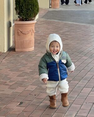 Shin Da-eun Instagram - 홀리👶🏻의 19-20개월 ✍️

도저히 이 텐션을 따라가질 못하겠다 

국가발전에 이바지 하는 일이라 생각하며 하루하루 버틴날도 있지만 하루 눈떠있는 12시간중 2시간이 세상모든걸 다 잊게 할만큼  귀엽다 

나의 긴 인생에 홀리👶🏻가 이렇게 귀여운날들은 
고작 몇년일뿐이지 않겠는가 

그래서 나는 오늘도 널 또 미치게 귀여워 해줄거야 
그러니까 올해는 어린이집 가자 
세상 모든 생명체들은 너무 붙어만 있으면 안된대😁

#육아일기 를 써버렸네 
오늘도#신난다은육아👩🏻