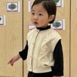 Shin Da-eun Instagram - 홀리👶🏻의 19-20개월 ✍️ 도저히 이 텐션을 따라가질 못하겠다 국가발전에 이바지 하는 일이라 생각하며 하루하루 버틴날도 있지만 하루 눈떠있는 12시간중 2시간이 세상모든걸 다 잊게 할만큼 귀엽다 나의 긴 인생에 홀리👶🏻가 이렇게 귀여운날들은 고작 몇년일뿐이지 않겠는가 그래서 나는 오늘도 널 또 미치게 귀여워 해줄거야 그러니까 올해는 어린이집 가자 세상 모든 생명체들은 너무 붙어만 있으면 안된대😁 #육아일기 를 써버렸네 오늘도#신난다은육아👩🏻