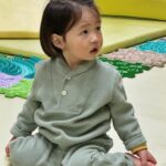 Shin Da-eun Instagram - 홀리👶🏻의 다채로운 23개월 ! ✍️ 취미 🐝 하늘 올려다 보기 변기에 휴지 넣고 참방참방하기 에어팟 씹어먹기 벌레잡아서 먹기 특기 🐝 공작새를 온몸으로 표현하기 집안 살림 탐구 개척해 나가기 성격 🐝 독립적, 매우매우 활동적 너의 첫 사회생활을 응원해 🍓🎶 #신난다은육아👩🏻