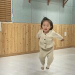 Shin Da-eun Instagram - 홀리👶🏻의 19-20개월 ✍️ 도저히 이 텐션을 따라가질 못하겠다 국가발전에 이바지 하는 일이라 생각하며 하루하루 버틴날도 있지만 하루 눈떠있는 12시간중 2시간이 세상모든걸 다 잊게 할만큼 귀엽다 나의 긴 인생에 홀리👶🏻가 이렇게 귀여운날들은 고작 몇년일뿐이지 않겠는가 그래서 나는 오늘도 널 또 미치게 귀여워 해줄거야 그러니까 올해는 어린이집 가자 세상 모든 생명체들은 너무 붙어만 있으면 안된대😁 #육아일기 를 써버렸네 오늘도#신난다은육아👩🏻