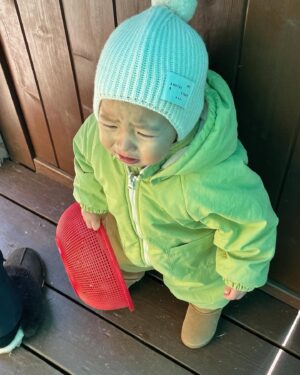 Shin Da-eun Instagram - 홀리👶🏻의 19-20개월 ✍️

도저히 이 텐션을 따라가질 못하겠다 

국가발전에 이바지 하는 일이라 생각하며 하루하루 버틴날도 있지만 하루 눈떠있는 12시간중 2시간이 세상모든걸 다 잊게 할만큼  귀엽다 

나의 긴 인생에 홀리👶🏻가 이렇게 귀여운날들은 
고작 몇년일뿐이지 않겠는가 

그래서 나는 오늘도 널 또 미치게 귀여워 해줄거야 
그러니까 올해는 어린이집 가자 
세상 모든 생명체들은 너무 붙어만 있으면 안된대😁

#육아일기 를 써버렸네 
오늘도#신난다은육아👩🏻