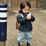 Shin Da-eun Instagram - 홀리👶🏻의 다채로운 23개월 ! ✍️ 취미 🐝 하늘 올려다 보기 변기에 휴지 넣고 참방참방하기 에어팟 씹어먹기 벌레잡아서 먹기 특기 🐝 공작새를 온몸으로 표현하기 집안 살림 탐구 개척해 나가기 성격 🐝 독립적, 매우매우 활동적 너의 첫 사회생활을 응원해 🍓🎶 #신난다은육아👩🏻