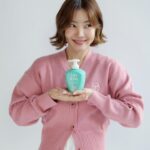 Shin Da-eun Instagram - 크리스마스🎄가 다가오고 있어요 저와함께 아이들에게 산타🎅🏻가 되어주지 않으실래요? 제가 @lilikiwi_korea 와 함께 기부 이벤트를 하려고 합니다 수익금은 모두 ‘디딤자리‘에 기부 예정이에요🙏🤍 (장애로 인해 가정 내 보호가 포기되거나 입양이 보류된 만 0-6세의 장애영유아들이 건강하게 성장할 수 있도록 운영되는 곳🏠) 삼개월동안 꾸준히 써본 저의 릴리키위 찐 후기는요- ✍️ 정말 스스로 칭찬하는 육아템이에요 😌 프랑스에서 만들어졌고 국내포함 유일하게 전제품 100% 천연함량 성분 이라 아직 입으로 탐구하길 좋아하는 홀리에게 너무 안심🥹 피부자극도 없이 물에도 빠르게 씻겨나가요 유해성분 0% ,천연향료라서 알러지 유발 걱정되는 예민한 피부의 아기들에겐 더 적극 추천 해요 ☝️ 이런 제품이 패키지까지 귀여워서( 마니중요함🙈) 전 선택을 안할수가 없었다고요😳 12/06 낮 12:00 ~ 12/08 밤 12:00 (3DAYS) 🎀단품 20% 할인, 2개 이상 구매시 25% 할인, 세트 구성시 일부 제품 35% 할인 🎀매일 구매고객 10분 추첨해서 릴리키위유기농핸드워시 선물로 드려요 (당첨자는 매일 스토리로 발표) 🎀구매 후 스마트스토어에 리뷰 달아주시는 분들에겐 추첨을 통해 호텔숙박권을 포함한 푸짐한 선물이 기다리고 있어요 🎁 #릴리키위#아기샴푸 #같이기부해요#신난다은육아👩🏻