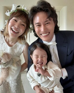 Shin Da-eun Instagram - 우리의 8주년 결혼기념일 
똥고발랄 홀리👶🏻 가 투입(?)되고 
더욱 우당탕탕 해진 우리가족🤦🏻‍♀️
(콩심는데 제대로 콩이 났지모야 🐿️)

지금처럼만 신나게 살아가보자 얘들아 
봄아🐻내년에도 꼭 함께해야해 너까지 있어야 완전체다 🙌

자아, 우리가족 화이팅 🤸🏻‍♂️

#8thanniversary 
#결혼기념일

#신난다은결혼기념일👰🏻🤵🏻 
(☝️우리의 지난 결기역사 함께하실래요?🙈)