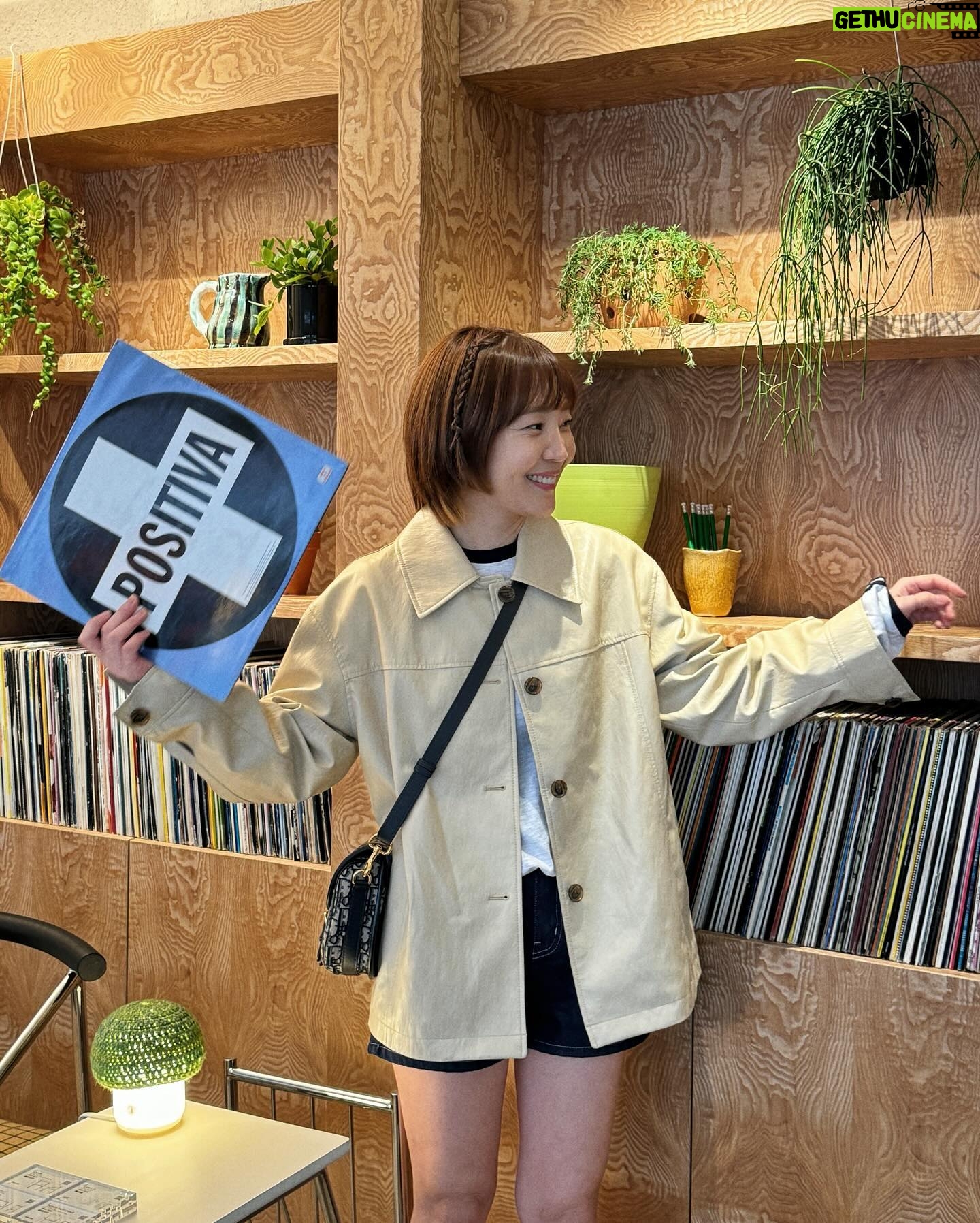 Shin Da-eun Instagram - #광고 꺄아- 날씨 넘나 따뜻하죠?🌝 절제된 디테일을 사용하여 기본에 충실한 그래서 시간이 흘러도 오래-도록 즐겨입을수 있는 브랜드 #앳코너 🤍 제가 24년 봄 아우터를 먼저 입어보았어요🙊 어디에든 잘 어울리는 귀여운 오버핏 레더자켓 과 단단한 실루엣 때문에 자꾸 손이가는 클레식 무드의 리버시블 체크자켓 ! 여러분은 어뜬게 더 이뻐요?🐝 꽃피면 뭐입고 나가지이 🧚🏻♀️일번이야 이번이야아 #atcorner #lfmall #24spring