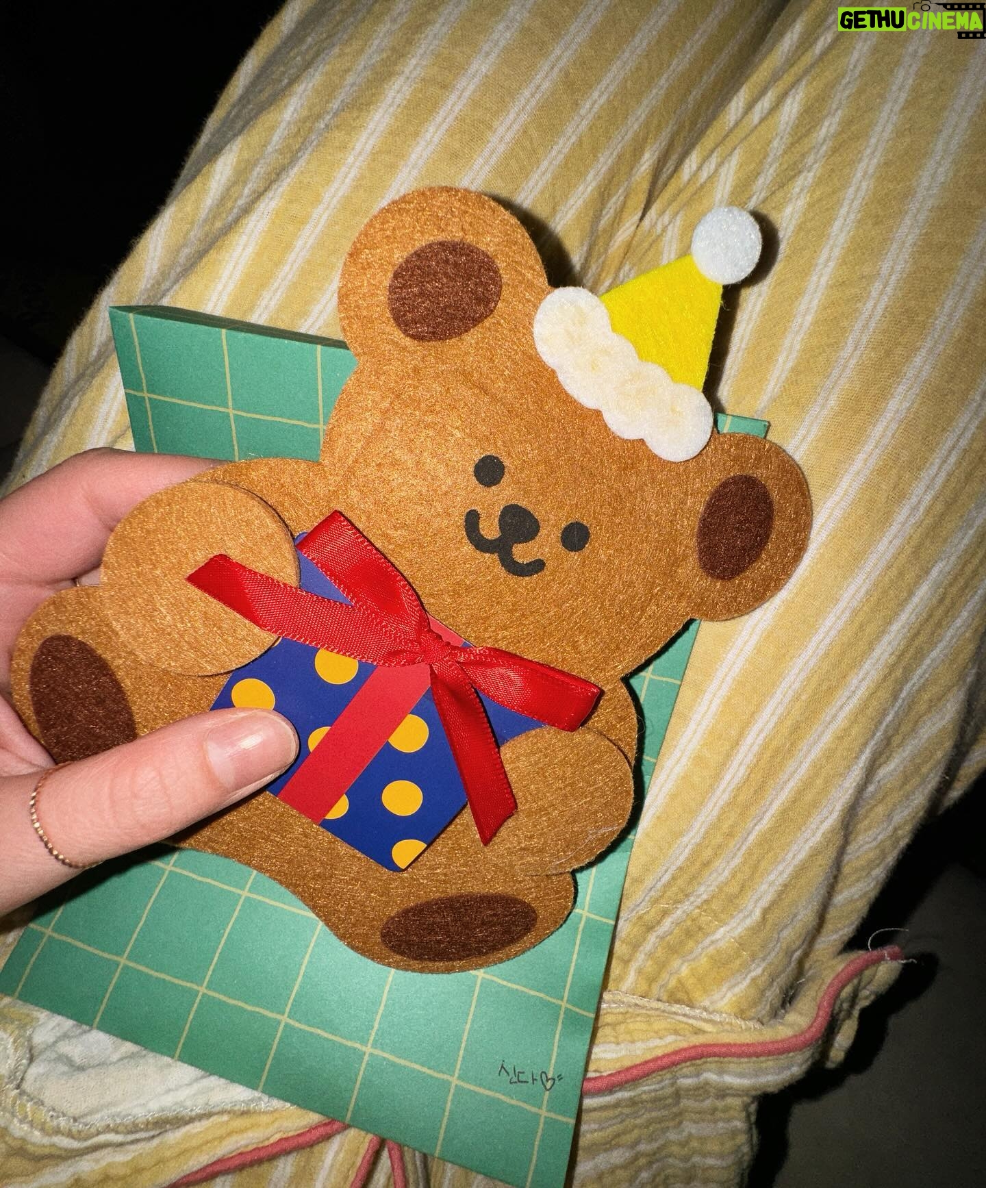 Shin Da-eun Instagram - . ‘간절하게 아무것도 하지 않는 하루를 보내고 싶다’ 고 소원을 빌었더니 친정부모님께서 육아휴가를 생일선물로 주셨어요😳😭 그러나 휴식도 잠시 스키장에 가버렸고 생애 첫 숏턴도 배우고 힣힣 너무 신나게 하루를 다써버렸지모에요 정말 어떻게 지나갔는지 모르겠는 작년한해 🫠 2024 이번해는 정신똑바로 차리고 야무지게 살아보렵니다 축하해준 지인들 친구들 진짜 너무 곰마아여🥹🫶♥️ #happybirthdaytome🎂 #신난다은👩🏻