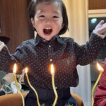 Shin Da-eun Instagram - . ‘간절하게 아무것도 하지 않는 하루를 보내고 싶다’ 고 소원을 빌었더니 친정부모님께서 육아휴가를 생일선물로 주셨어요😳😭 그러나 휴식도 잠시 스키장에 가버렸고 생애 첫 숏턴도 배우고 힣힣 너무 신나게 하루를 다써버렸지모에요 정말 어떻게 지나갔는지 모르겠는 작년한해 🫠 2024 이번해는 정신똑바로 차리고 야무지게 살아보렵니다 축하해준 지인들 친구들 진짜 너무 곰마아여🥹🫶♥️ #happybirthdaytome🎂 #신난다은👩🏻