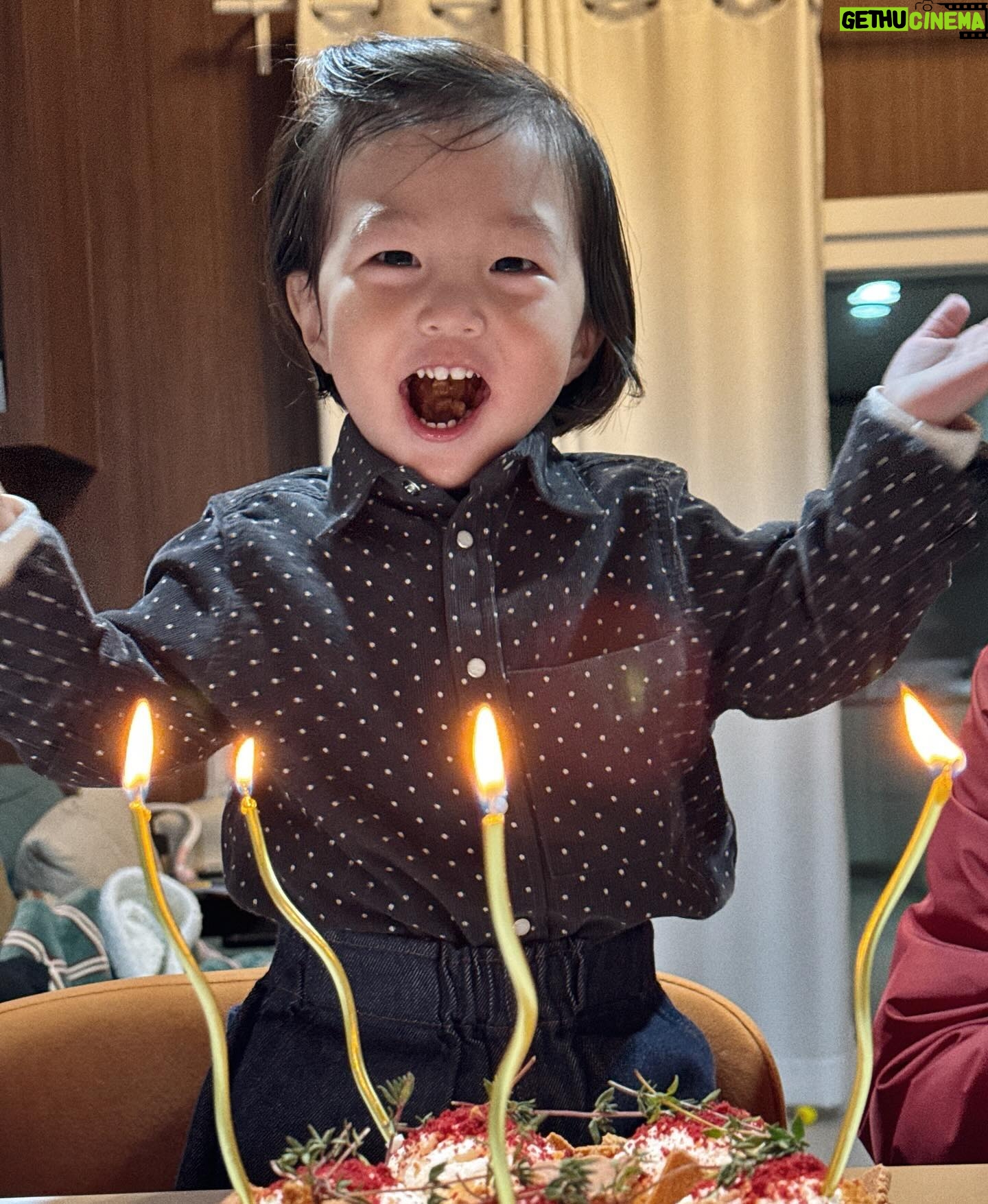 Shin Da-eun Instagram - . ‘간절하게 아무것도 하지 않는 하루를 보내고 싶다’ 고 소원을 빌었더니 친정부모님께서 육아휴가를 생일선물로 주셨어요😳😭 그러나 휴식도 잠시 스키장에 가버렸고 생애 첫 숏턴도 배우고 힣힣 너무 신나게 하루를 다써버렸지모에요 정말 어떻게 지나갔는지 모르겠는 작년한해 🫠 2024 이번해는 정신똑바로 차리고 야무지게 살아보렵니다 축하해준 지인들 친구들 진짜 너무 곰마아여🥹🫶♥️ #happybirthdaytome🎂 #신난다은👩🏻