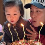 Shin Da-eun Instagram - . ‘간절하게 아무것도 하지 않는 하루를 보내고 싶다’ 고 소원을 빌었더니 친정부모님께서 육아휴가를 생일선물로 주셨어요😳😭 그러나 휴식도 잠시 스키장에 가버렸고 생애 첫 숏턴도 배우고 힣힣 너무 신나게 하루를 다써버렸지모에요 정말 어떻게 지나갔는지 모르겠는 작년한해 🫠 2024 이번해는 정신똑바로 차리고 야무지게 살아보렵니다 축하해준 지인들 친구들 진짜 너무 곰마아여🥹🫶♥️ #happybirthdaytome🎂 #신난다은👩🏻