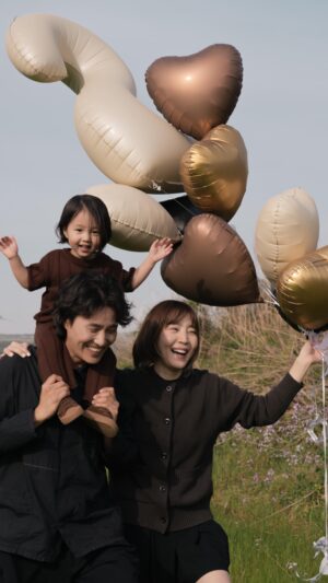 Shin Da-eun Instagram - Happy birthday to my son🖤

차에 풍선🎈가득 싣고 
제주도 들판에서 한번 신나게 뛰었더니 
우리가족 몽글 한 추억 하나 또 생겼다아
생일축하해 앞으로도 똥고발랄하게 살아보자🎵

#신난다은육아👩🏻 
#두돌 ✌️