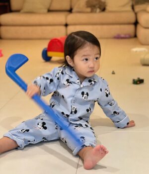 Shin Da-eun Instagram - 홀리👶🏻의 17,18개월✍️

소문으로만 듣던 엄청난 개월 수를 
우리도 역시 잘 싸우며 지나왔다 … 
19개월은 사이좋게 가보자 날다람쥐야🐿️

#신난다은육아👩🏻