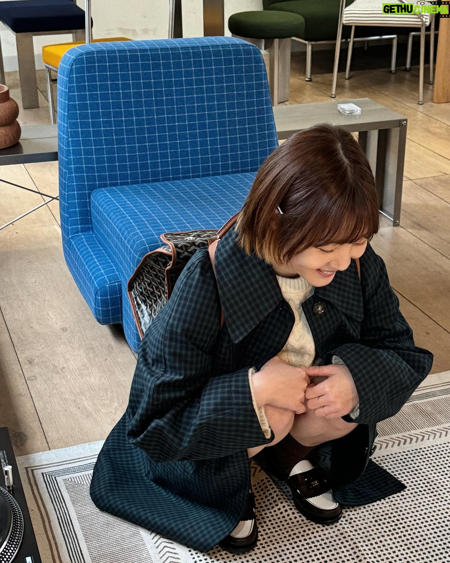 Shin Da-eun Instagram - #광고 꺄아- 날씨 넘나 따뜻하죠?🌝 절제된 디테일을 사용하여 기본에 충실한 그래서 시간이 흘러도 오래-도록 즐겨입을수 있는 브랜드 #앳코너 🤍 제가 24년 봄 아우터를 먼저 입어보았어요🙊 어디에든 잘 어울리는 귀여운 오버핏 레더자켓 과 단단한 실루엣 때문에 자꾸 손이가는 클레식 무드의 리버시블 체크자켓 ! 여러분은 어뜬게 더 이뻐요?🐝 꽃피면 뭐입고 나가지이 🧚🏻♀️일번이야 이번이야아 #atcorner #lfmall #24spring