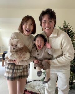 Shin Da-eun Instagram - 우리가족 새해첫날 🌝 옹기종기 가족사진도 기록하고 👩🏻⛑️👶🏻🐻 홀리👶🏻가 젤 좋아하는 ✈️도 보러가고 우리 새해에도 사이좋게 잘 지내자 얘들아 🤝 #신난다은👩🏻