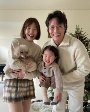 Shin Da-eun Instagram - 우리가족 새해첫날 🌝
옹기종기 가족사진도 기록하고 👩🏻⛑️👶🏻🐻
홀리👶🏻가 젤 좋아하는 ✈️도 보러가고 

우리 새해에도 사이좋게 잘 지내자 얘들아 🤝
#신난다은👩🏻