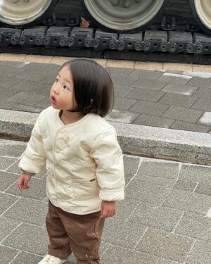 Shin Da-eun Instagram - 우리가족 새해첫날 🌝
옹기종기 가족사진도 기록하고 👩🏻⛑️👶🏻🐻
홀리👶🏻가 젤 좋아하는 ✈️도 보러가고 

우리 새해에도 사이좋게 잘 지내자 얘들아 🤝
#신난다은👩🏻