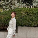 Shin Da-eun Instagram - . 꽃가루 땜에 알러지가 생겼는데 연고를 바르니 얼굴이 꾸덕하게 반딱거려 주름이 펴지는거 같아 나 이거 럭키다은이지? 🤪 #신난다은👩🏻 #세상흐름에떠내려간다