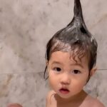 Shin Da-eun Instagram - 홀리👶🏻의 목욕시간 🛀🏻 (육퇴가 다가오는 시간🐝) 19개월! 이제 스스로 씻을려고 해요 아들아… 내 품을 떠날 준비를 시작 하는군아 👋😆 @lilikiwi_korea 제가 모델인거 모르시는 분들 없지요? 🙈 식물성 성분만 사용하는 비건 제품이에요 매우 미세한 부드러운 거품이 촉촉하게 세정되서 한번쓰면 헤어 나오기 힘듬을 경험 하실꺼에요 그리고 릴리키위는 동물을 사랑해서 동물실험을 안한다고요 (힛 모델이어서 뿌뜻 하다고요 😌🤍) #신난다은육아👩🏻 #릴리키위#아기샴푸추천