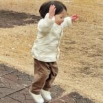 Shin Da-eun Instagram - 우리가족 새해첫날 🌝 옹기종기 가족사진도 기록하고 👩🏻⛑️👶🏻🐻 홀리👶🏻가 젤 좋아하는 ✈️도 보러가고 우리 새해에도 사이좋게 잘 지내자 얘들아 🤝 #신난다은👩🏻
