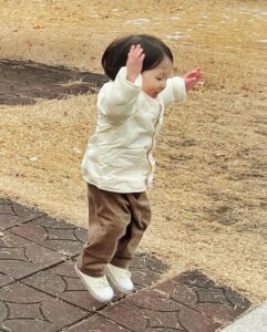 Shin Da-eun Instagram - 우리가족 새해첫날 🌝 옹기종기 가족사진도 기록하고 👩🏻⛑️👶🏻🐻 홀리👶🏻가 젤 좋아하는 ✈️도 보러가고 우리 새해에도 사이좋게 잘 지내자 얘들아 🤝 #신난다은👩🏻