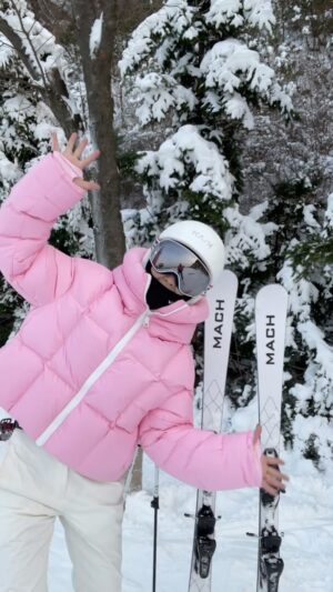 Shin Da-eun Instagram - 지금 여러분은 만년중급자 자유부인 스키어⛷️의 열정을 보고 계십니다 

장비도 무겁고 입을거 많아서 숨도 차지만 
일단 눈위에 올라가면 스키이즈마이라이프 라구요🐝

#신난다은👩🏻 
#스키장