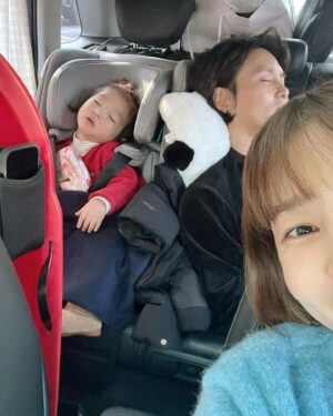 Shin Da-eun Instagram - .
1. 내 차에 옹기종기 썰매🛷싣고  산타🎅🏻만나러 가는 중 
2. 산타🎅🏻하부지 조심히 오시라고 굴둑 청소 중 
3.산장까지 찾아오신 내생애 최애 산타🎅🏻하부짘ㅋㅋㅋㅋ 
4. 오열 
5.내 애완루돌프🦌가 끌어주는 썰매🛷 즐기기 
6.올해도 우리집 트리밑에 쌓여진 선물 꾸러미🎁
7.사랑하는 친구가 준비해준 크리스마스케이크 🍰
8.후다닥 준비해보았 홈파티🥂
9.인생 두번째 크리스마스 우리집 아기산타🎅🏻♥️

올해도 즐거운 성탄절 이었다🌝
#신난다은👩🏻