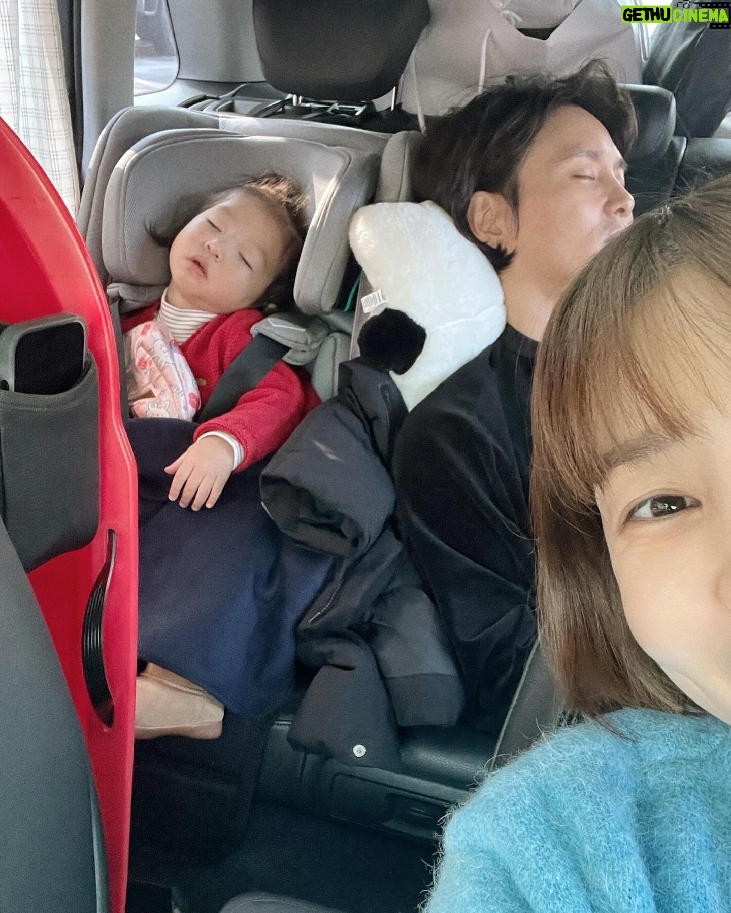 Shin Da-eun - 4.8K Likes - .
1. 내 차에 옹기종기 썰매🛷싣고 산타🎅🏻만나러 가는 중
2. 산타🎅🏻하부지 조심히 오시라고 굴둑 청소 중
3.산장까지 찾아오신 내생애 최애 산타🎅🏻하부짘ㅋㅋㅋㅋ
4. 오열
5.내 애완루돌프🦌가 끌어주는 썰매🛷 즐기기
6.올해도 우리집 트리밑에 쌓여진 선물 꾸러미🎁
7.사랑하는 친구가 준비해준 크리스마스케이크 🍰
8.후다닥 준비해보았 홈파티🥂
9.인생 두번째 크리스마스 우리집 아기산타🎅🏻♥️
올해도 즐거운 성탄절 이었다🌝
#신난다은👩🏻