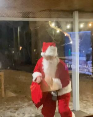 Shin Da-eun Instagram - .
1. 내 차에 옹기종기 썰매🛷싣고  산타🎅🏻만나러 가는 중 
2. 산타🎅🏻하부지 조심히 오시라고 굴둑 청소 중 
3.산장까지 찾아오신 내생애 최애 산타🎅🏻하부짘ㅋㅋㅋㅋ 
4. 오열 
5.내 애완루돌프🦌가 끌어주는 썰매🛷 즐기기 
6.올해도 우리집 트리밑에 쌓여진 선물 꾸러미🎁
7.사랑하는 친구가 준비해준 크리스마스케이크 🍰
8.후다닥 준비해보았 홈파티🥂
9.인생 두번째 크리스마스 우리집 아기산타🎅🏻♥️

올해도 즐거운 성탄절 이었다🌝
#신난다은👩🏻