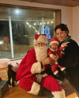 Shin Da-eun Instagram - .
1. 내 차에 옹기종기 썰매🛷싣고  산타🎅🏻만나러 가는 중 
2. 산타🎅🏻하부지 조심히 오시라고 굴둑 청소 중 
3.산장까지 찾아오신 내생애 최애 산타🎅🏻하부짘ㅋㅋㅋㅋ 
4. 오열 
5.내 애완루돌프🦌가 끌어주는 썰매🛷 즐기기 
6.올해도 우리집 트리밑에 쌓여진 선물 꾸러미🎁
7.사랑하는 친구가 준비해준 크리스마스케이크 🍰
8.후다닥 준비해보았 홈파티🥂
9.인생 두번째 크리스마스 우리집 아기산타🎅🏻♥️

올해도 즐거운 성탄절 이었다🌝
#신난다은👩🏻
