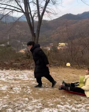 Shin Da-eun Instagram - .
1. 내 차에 옹기종기 썰매🛷싣고  산타🎅🏻만나러 가는 중 
2. 산타🎅🏻하부지 조심히 오시라고 굴둑 청소 중 
3.산장까지 찾아오신 내생애 최애 산타🎅🏻하부짘ㅋㅋㅋㅋ 
4. 오열 
5.내 애완루돌프🦌가 끌어주는 썰매🛷 즐기기 
6.올해도 우리집 트리밑에 쌓여진 선물 꾸러미🎁
7.사랑하는 친구가 준비해준 크리스마스케이크 🍰
8.후다닥 준비해보았 홈파티🥂
9.인생 두번째 크리스마스 우리집 아기산타🎅🏻♥️

올해도 즐거운 성탄절 이었다🌝
#신난다은👩🏻