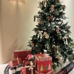 Shin Da-eun Instagram - . 1. 내 차에 옹기종기 썰매🛷싣고 산타🎅🏻만나러 가는 중 2. 산타🎅🏻하부지 조심히 오시라고 굴둑 청소 중 3.산장까지 찾아오신 내생애 최애 산타🎅🏻하부짘ㅋㅋㅋㅋ 4. 오열 5.내 애완루돌프🦌가 끌어주는 썰매🛷 즐기기 6.올해도 우리집 트리밑에 쌓여진 선물 꾸러미🎁 7.사랑하는 친구가 준비해준 크리스마스케이크 🍰 8.후다닥 준비해보았 홈파티🥂 9.인생 두번째 크리스마스 우리집 아기산타🎅🏻♥️ 올해도 즐거운 성탄절 이었다🌝 #신난다은👩🏻