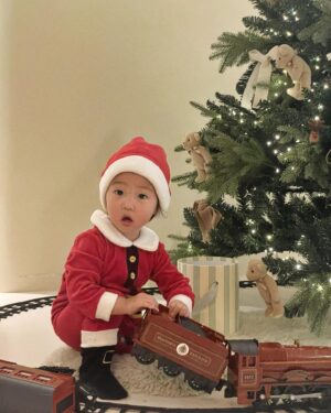Shin Da-eun Instagram - .
1. 내 차에 옹기종기 썰매🛷싣고  산타🎅🏻만나러 가는 중 
2. 산타🎅🏻하부지 조심히 오시라고 굴둑 청소 중 
3.산장까지 찾아오신 내생애 최애 산타🎅🏻하부짘ㅋㅋㅋㅋ 
4. 오열 
5.내 애완루돌프🦌가 끌어주는 썰매🛷 즐기기 
6.올해도 우리집 트리밑에 쌓여진 선물 꾸러미🎁
7.사랑하는 친구가 준비해준 크리스마스케이크 🍰
8.후다닥 준비해보았 홈파티🥂
9.인생 두번째 크리스마스 우리집 아기산타🎅🏻♥️

올해도 즐거운 성탄절 이었다🌝
#신난다은👩🏻