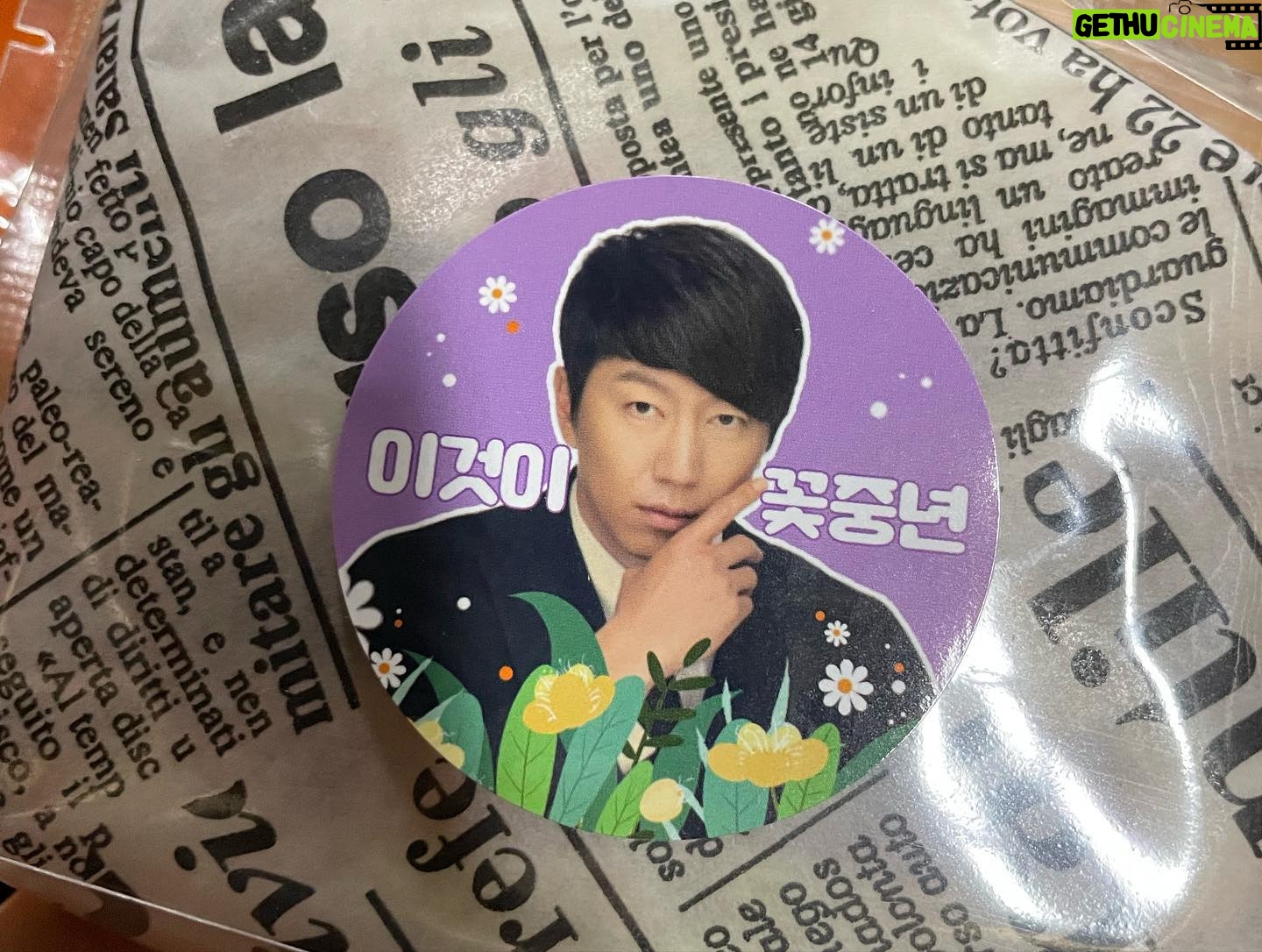 Shin Do-hyun Instagram - 2022.12.21 ~ 2023.02.05 연극 #갈매기 약 4개월 간의 장정 끝에 막을 내립니다! 많은 관심과 성원 그리고 찾아와 응원해주신 모든 분께 감사드립니다🦅🖤 훌륭한 분들과의 이 뜻깊고 소중한 시간을 저는 오래 잊지 못할 것 같아요. 갈매기에 대한 저희의 열정과 사랑이 여러분께 조금이나마 닿았길 소망합니다. 감사합니다. 사랑합니다🥺