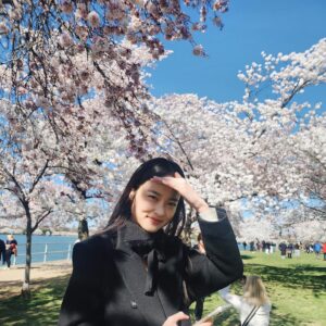 Shin Do-hyun Instagram - 여의도 한강 공원 아님 
석촌호수 아님
수학여행 온 거 아님