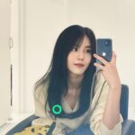 Shin Hye-jeong Instagram - 기대중😶