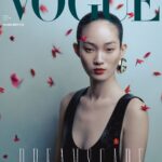 Shin Hyun-ji Instagram - #VogueCover 韓國超模申賢智（Hyunji Shin）無疑掀起了新的亞洲超模炫風，她是當下最炙手可熱的亞裔模特兒。在專業之外，她與BLACKPINK Jennie和宋慧喬私下的好交情，更被大家津津樂道。這回，我們飛到白雪紛飛的首爾，與韓國攝影師Cho Gi-Seok一同從影像中探索這位新世代超模的魅力。 申賢智出道是因為在2013年韓國《超級名模生死鬥》第四季奪冠，打敗亞軍《魷魚遊戲》的鄭浩妍。而後她第一季時裝週就登上三十個伸展台。2016年，她被模特界權威平台models.com評選為最佳新人，現在更穩坐「新世代業內偶像」榜單。2019年，她被欽點參與香奈兒前藝術總監卡爾拉格斐親自拍攝的形象廣告。2023年高訂，她穿上香奈兒婚紗為品牌壓軸走秀，她也是歷史上繼戴文青木之後，第二位替Chanel走高訂的亞洲新娘。 「我以前是個非常內向害羞的人，但因為成為模特兒，讓我透過這個機會得到很多經驗，學會用更寬廣的視野去看待世界。」 Talent: 申賢智 Hyunji Shin @iamhyunjishin APAC Editorial Director: Leslie Sun @sunles Photographer: Cho Gi-Seok @chogiseok Styling & Fashion Managing Editor: Chen Yu @ballballchiu Text & Features Director : Nicole Lee @nymphlee Producer: Jaeman Kim @john_gotz Production : CGS Studio @cgs___studio Makeup: Seongseok Oh @ohseongseok Hair: Hyunwoo Lee @ozikc Set Design: Yesol Kim @solty_kimyesol Video Producer and Translator: Claire Pan @clairepanggot Camera Operator: Lee Kangho @artuniverse.kr Talent Manager: Gabrielle Seo @gabrielleseo 申賢智Hyunji Shin身著黑色GG Logo壓紋漆皮洋裝 Marina Chain系列 金屬耳環、手環 all by GUCCI @gucci @sabatods VOGUE Taiwan 3月號雜誌：3月1日起，Vogue Shop、博客來、誠品線上、7-11 及各大連鎖書店正式上架 #VOGUEMARCHISSUE #VogueTaiwan #Vogue3月號 #申賢智 #HyunjiShin