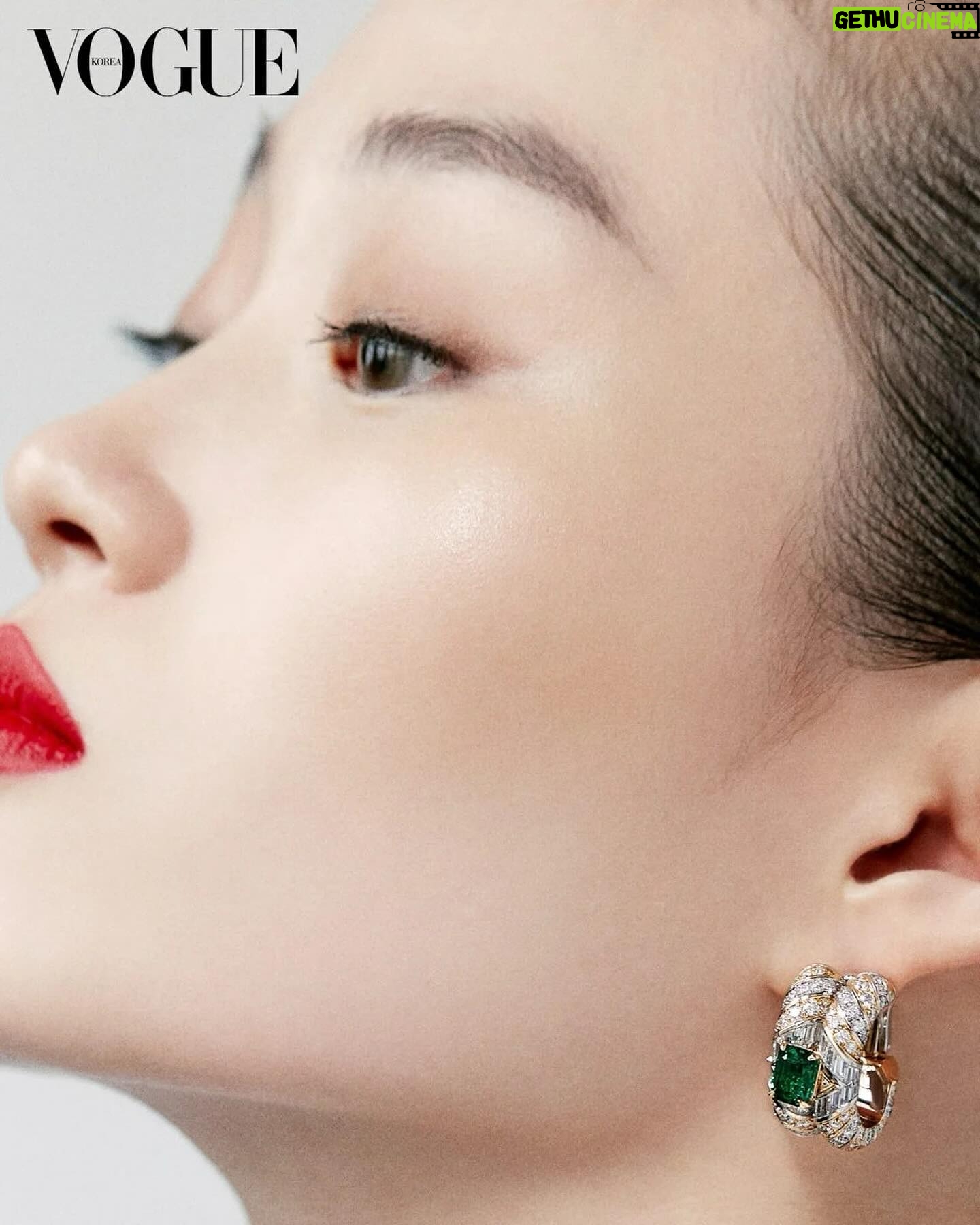Shin Hyun-ji Instagram - @voguekorea X @louisvuitton High Jewelry 💎