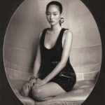 Shin Hyun-ji Instagram - #VogueCover 模特兒總是為世人展現出最美好的一面，但為此得付出巨大的努力，看似光鮮亮麗的他們，有著難以言喻的辛苦。不只要頂著厚重的妝容、穿上不符合季節的服裝、長時間穿著高跟鞋，更需要為了成果而耐心等待。申賢智曾經為了一場大秀試裝，從前一天下午五點等到凌晨五點，後來是隔天早上九點等到下午一點才試到衣服，而下午兩點就得馬上上場。 她笑著說，想要從事模特兒工作的人，一定要有耐心。「這份工作需要長時間的等待，為了一場15分鐘的秀或拍攝的短暫瞬間，在做妝髮造型的準備時間可能長達幾小時或半天，耐心應該是必備的特質。還有無論在什麼狀況下，都能用圓融和開放心態面對。如果性格敏感容易焦躁不安，可能會難以忍受這份職業。現在的我已經不在意妝髮需要花多長的時間，等待的瞬間只是當下，拍攝的照片則會永遠留存。」 Talent: 申賢智 Hyunji Shin @iamhyunjishin APAC Editorial Director: Leslie Sun @sunles Photographer: Cho Gi-Seok @chogiseok Styling & Fashion Managing Editor: Chen Yu @ballballchiu Text & Features Director : Nicole Lee @nymphlee Producer: Jaeman Kim @john_gotz Production : CGS Studio @cgs___studio Makeup: Seongseok Oh @ohseongseok Hair: Hyunwoo Lee @ozikc Set Design: Yesol Kim @solty_kimyesol Video Producer and Translator: Claire Pan @clairepanggot Camera Operator: Lee Kangho @artuniverse.kr Talent Manager: Gabrielle Seo @gabrielleseo 申賢智Hyunji Shin身著立體雕花剪裁背心、白色短褲 all by VALENTINO 白色流蘇線條短裙 BOTTEGA VENETA 黑色GG Logo壓紋漆皮洋裝 Marina Chain系列 金屬耳環、手環 all by GUCCI VOGUE Taiwan 3月號雜誌：3月1日起，Vogue Shop、博客來、誠品線上、7-11 及各大連鎖書店正式上架 #VOGUEMARCHISSUE #VogueTaiwan #Vogue3月號 #申賢智 #HyunjiShin
