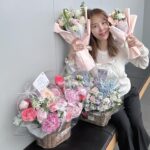 Shin Ji Instagram - 3년 2개월 넘게 함께 한 라디오 제가 즐겨 찾던 포토존에서 마지막 촬영하고 퇴근합니다! (그래도 많이 안 울고 씩씩하게 마무리해서 정말 다행입니다😅) 그동안 진심으로 감사했어요❤️ 싱글벙글쇼 안녕😊