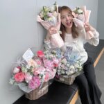 Shin Ji Instagram - 3년 2개월 넘게 함께 한 라디오 제가 즐겨 찾던 포토존에서 마지막 촬영하고 퇴근합니다! (그래도 많이 안 울고 씩씩하게 마무리해서 정말 다행입니다😅) 그동안 진심으로 감사했어요❤️ 싱글벙글쇼 안녕😊