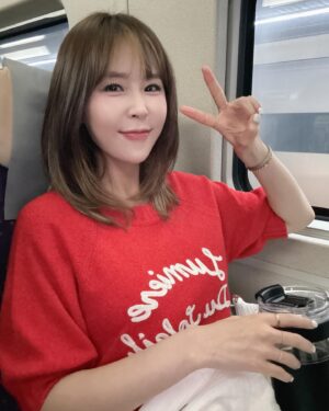 Shin Ji Instagram - 울산 출바알~🚅
