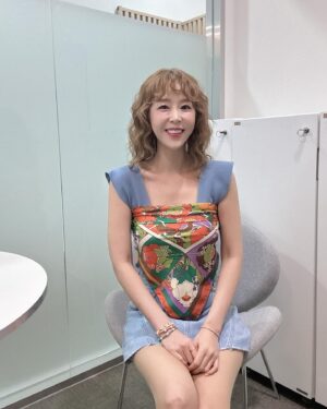 Shin Ji Instagram - 방황하다 돌아온 레트로 언니🤣