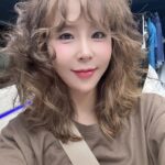 Shin Ji Instagram - 머리 풀었더니 산발 그잡채🤣 리더님은 오늘도 뭘 자꾸 드십니다ㅋ