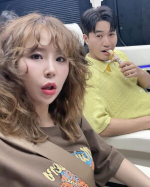 Shin Ji Instagram - 머리 풀었더니 산발 그잡채🤣
리더님은 오늘도 뭘 자꾸 드십니다ㅋ