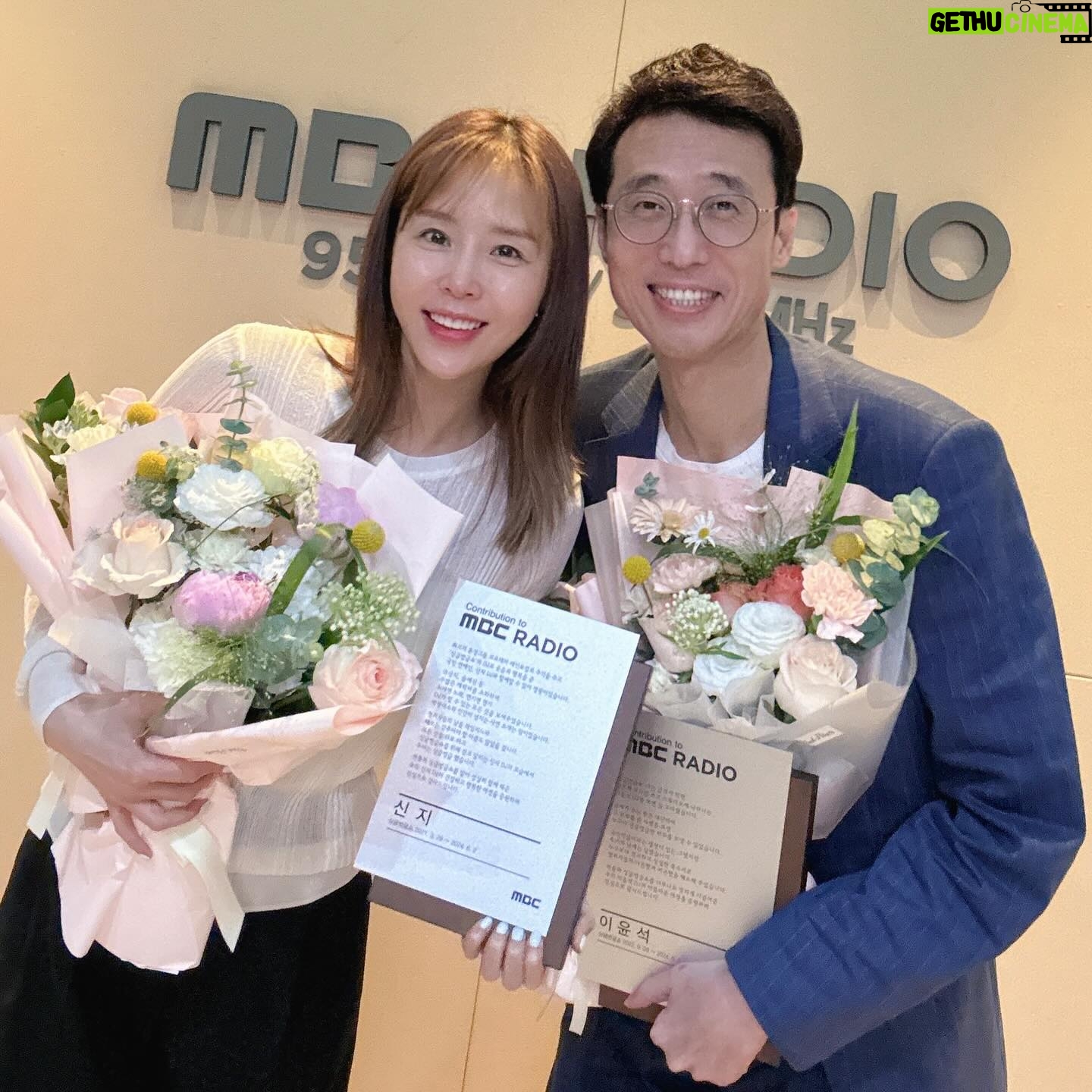 Shin Ji Instagram - 3년 2개월 넘게 함께 한 라디오 제가 즐겨 찾던 포토존에서 마지막 촬영하고 퇴근합니다! (그래도 많이 안 울고 씩씩하게 마무리해서 정말 다행입니다😅) 그동안 진심으로 감사했어요❤️ 싱글벙글쇼 안녕😊