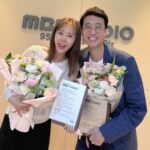Shin Ji Instagram - 3년 2개월 넘게 함께 한 라디오 제가 즐겨 찾던 포토존에서 마지막 촬영하고 퇴근합니다! (그래도 많이 안 울고 씩씩하게 마무리해서 정말 다행입니다😅) 그동안 진심으로 감사했어요❤️ 싱글벙글쇼 안녕😊