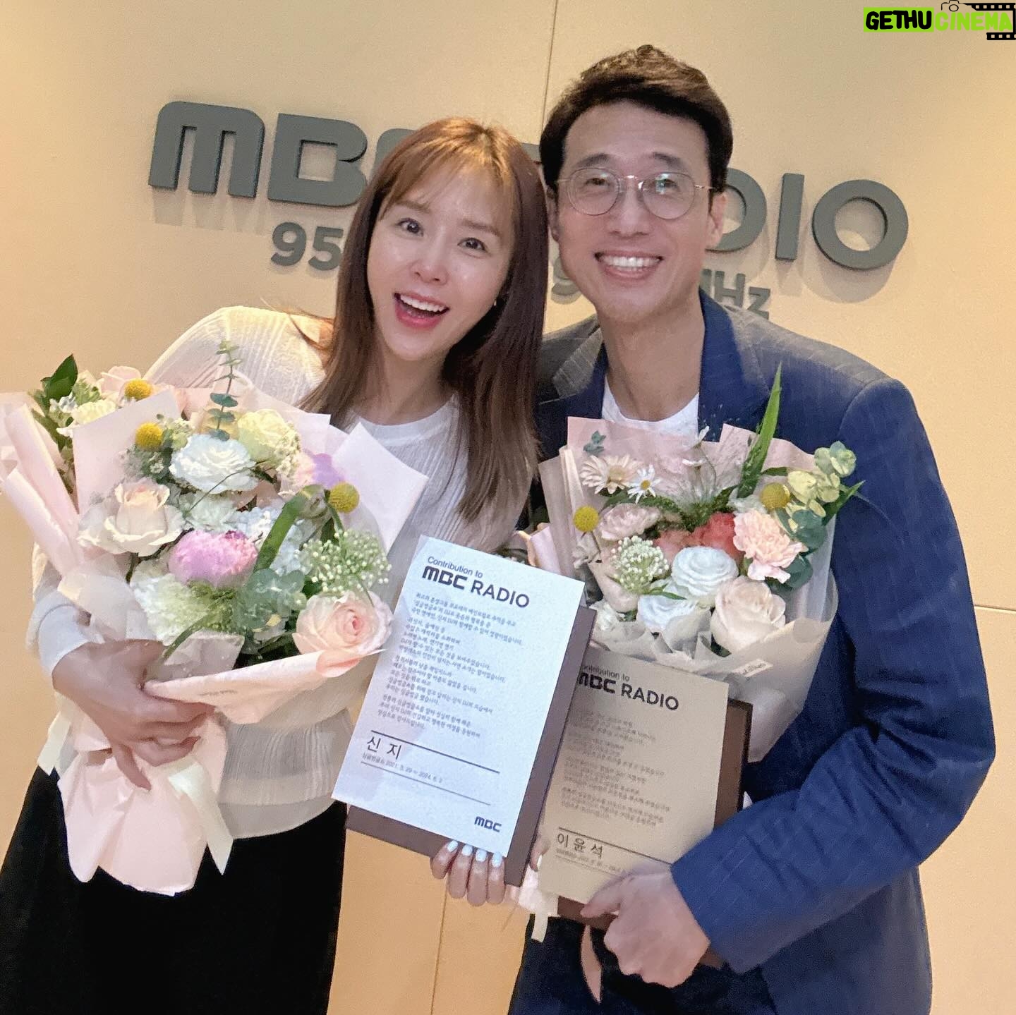 Shin Ji Instagram - 3년 2개월 넘게 함께 한 라디오 제가 즐겨 찾던 포토존에서 마지막 촬영하고 퇴근합니다! (그래도 많이 안 울고 씩씩하게 마무리해서 정말 다행입니다😅) 그동안 진심으로 감사했어요❤️ 싱글벙글쇼 안녕😊
