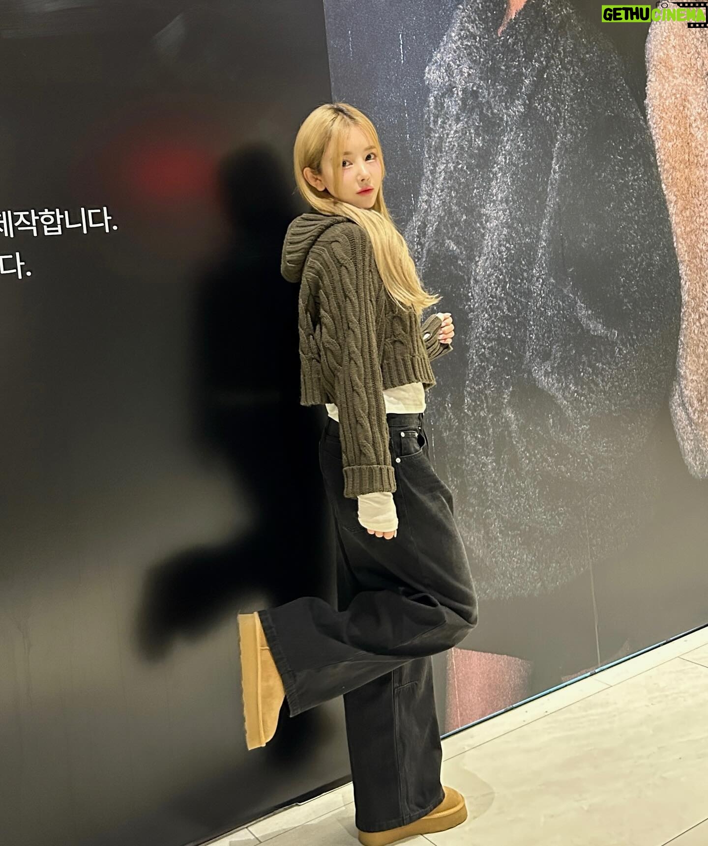 Shin Sae-rom Instagram - @milloarchive Pop - Up 29일까지니까 빨리 가서 득템해야해 👀