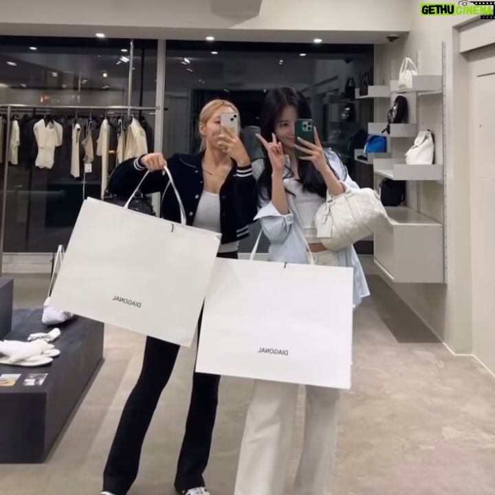 Shin Sae-rom - 1.8K Likes - 진짜 일상