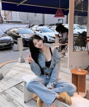 Shin Sae-rom Instagram - 날씨가 설렌다 :)