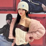 Shin Sae-rom Instagram - #광고 알쉬미스트의 세컨레이블인 @rssc__official 첫팝업 다녀왔어요 ! 옷들이 전부 다 제가 좋아하는 취향이기도하고, 뽑기이벤트부터 24ss 뉴시즌 선공개제품들도 있어서 더현대서울 가시는분들 꼭꼭 들려보세요🤍 저의 원픽아이템은 뭐였을까요오 ?! ✔️장소 서울 영등포구 여의대로 108 더현대 서울 B2층 ✔️날짜 2024. 01. 04 ~ 01. 10